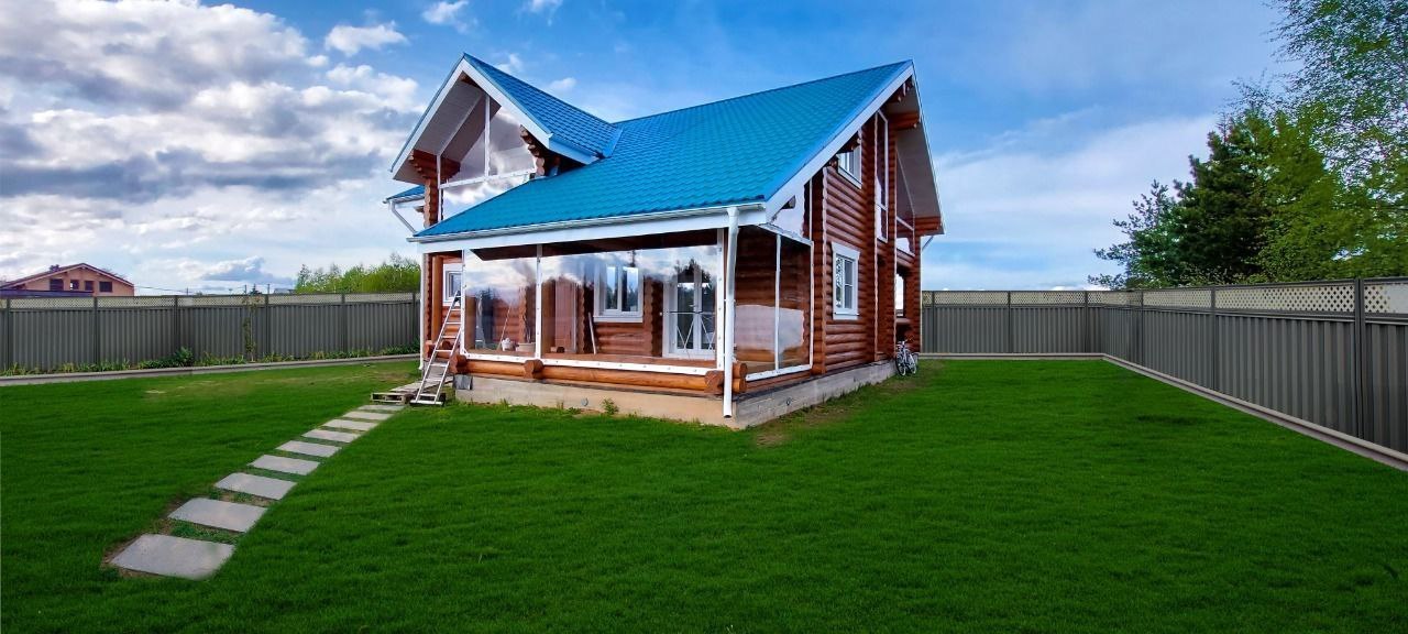 Мягкие окна на веранде загородного дома в Нее